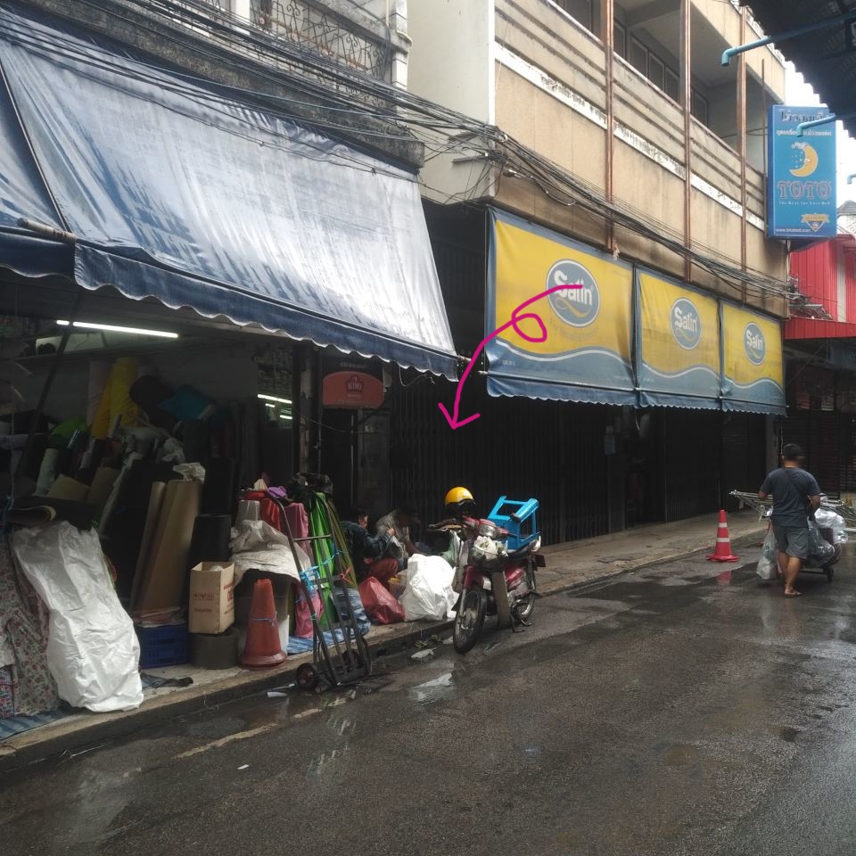 Shoes Clinic (Lao Jao Waroroj market)