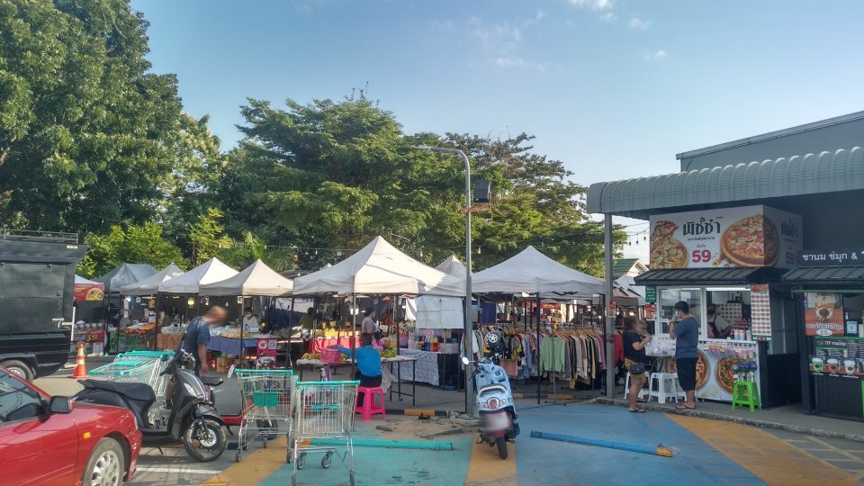 Lotus market, Sansai, Sankakhom intersection [Mon-Fri]