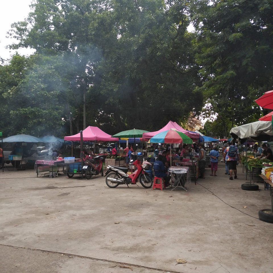 Na Wat Krong Sai Flea Market