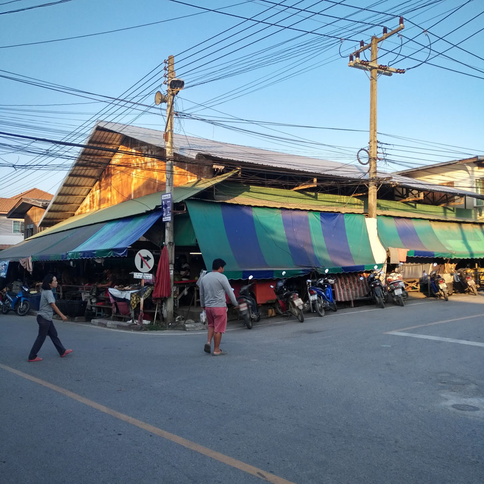 See Yak Noi market