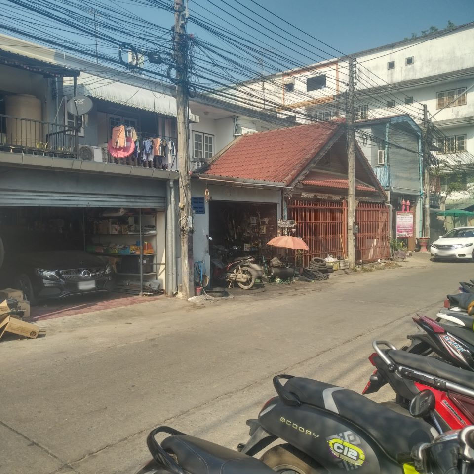 motorcycle repair shop [Sukasem]