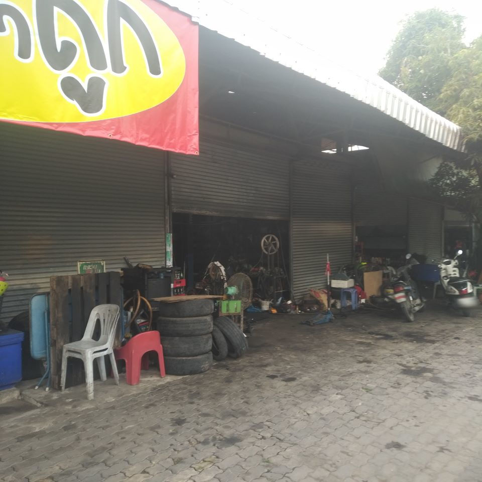 motorcycle repair shop [Han Kaew]
