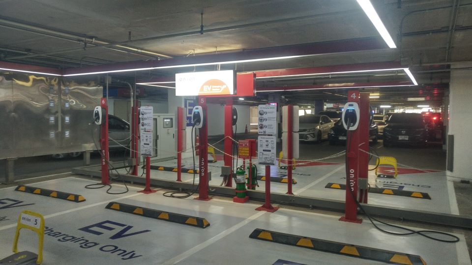 ChargeNow Electric vehicle charging station (Airport Plaza)